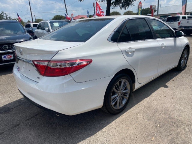 Toyota Camry Vehicle Full-screen Gallery Image 04