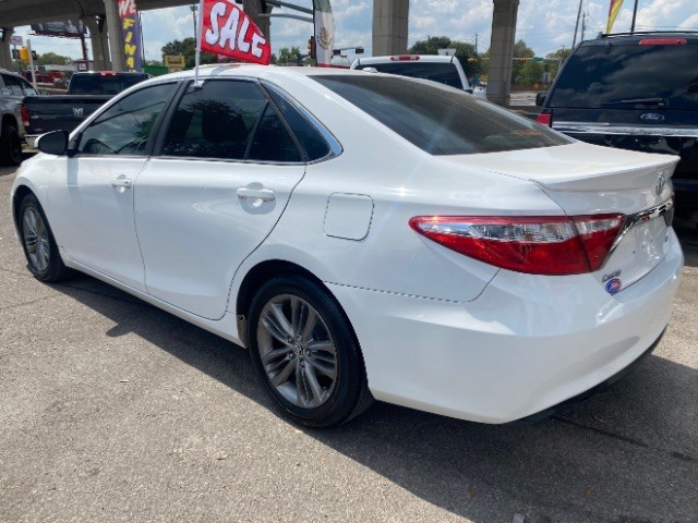 Toyota Camry Vehicle Full-screen Gallery Image 05