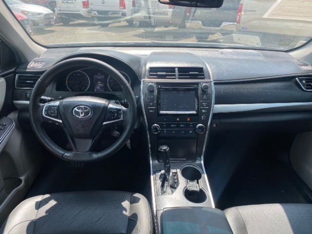 Toyota Camry Vehicle Full-screen Gallery Image 06