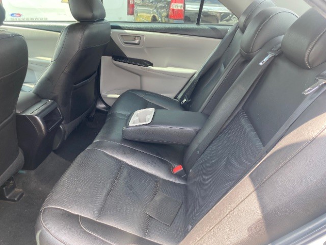 Toyota Camry Vehicle Full-screen Gallery Image 07