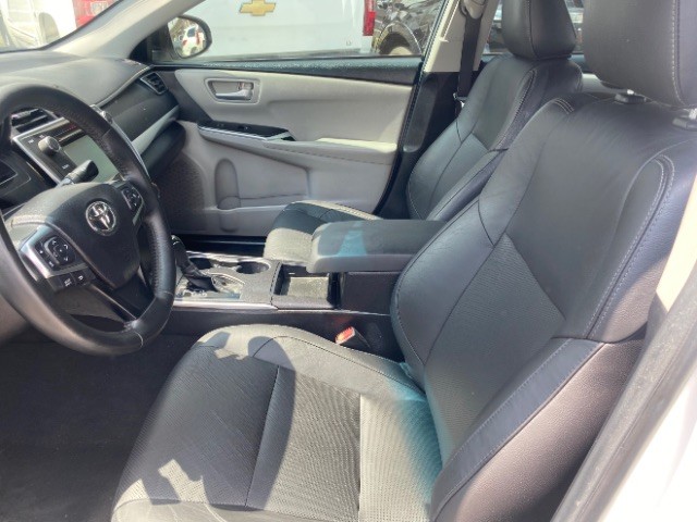 Toyota Camry Vehicle Full-screen Gallery Image 08
