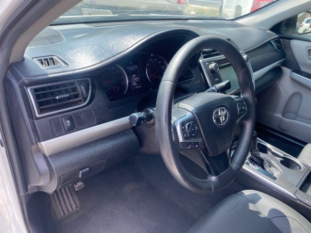 Toyota Camry Vehicle Full-screen Gallery Image 09