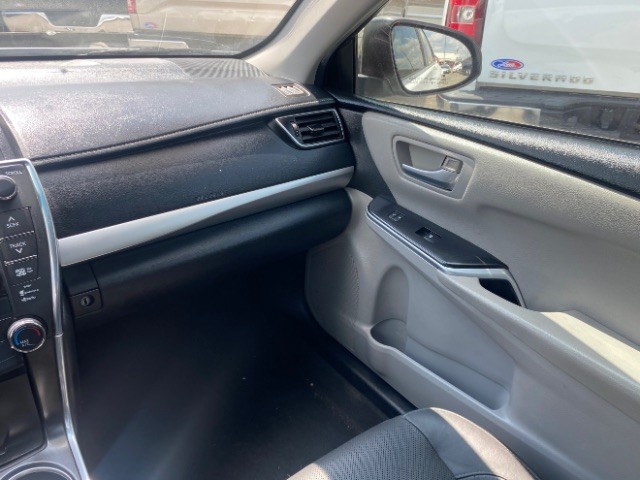 Toyota Camry Vehicle Full-screen Gallery Image 10