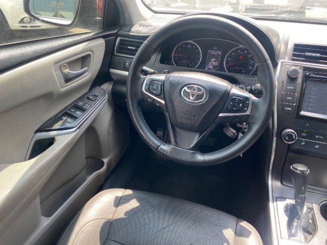 Toyota Camry Vehicle Full-screen Gallery Image 11