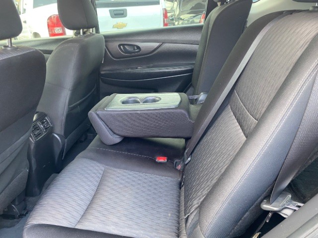 Nissan Rogue Vehicle Full-screen Gallery Image 07