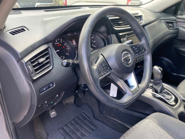 Nissan Rogue Vehicle Full-screen Gallery Image 09