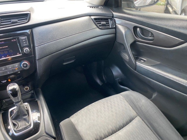 Nissan Rogue Vehicle Full-screen Gallery Image 10