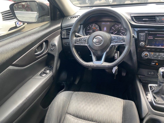 Nissan Rogue Vehicle Full-screen Gallery Image 11