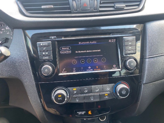 Nissan Rogue Vehicle Full-screen Gallery Image 12