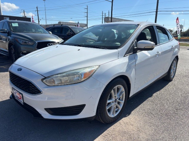 Ford Focus Sedan Vehicle Full-screen Gallery Image 03