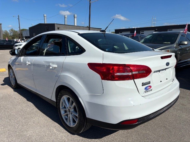 Ford Focus Sedan Vehicle Full-screen Gallery Image 04