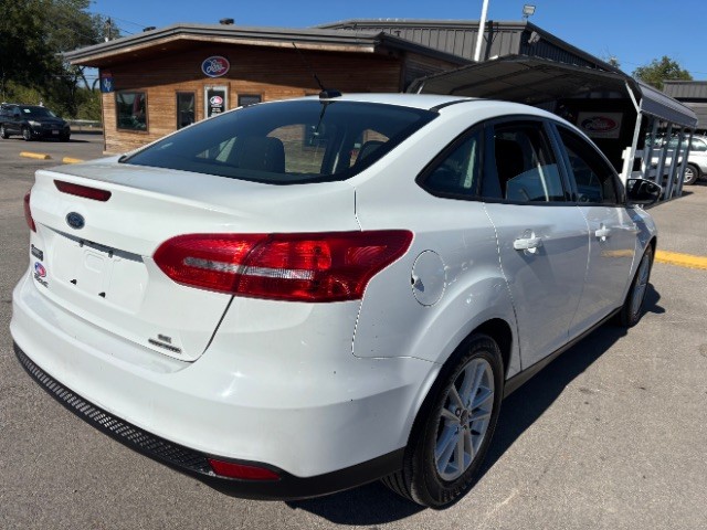 Ford Focus Sedan Vehicle Full-screen Gallery Image 05