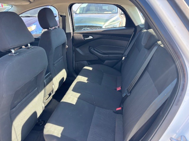 Ford Focus Sedan Vehicle Full-screen Gallery Image 06