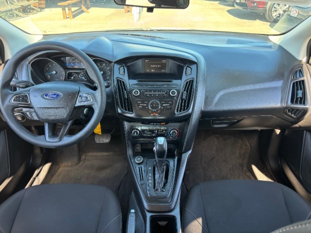 Ford Focus Sedan Vehicle Full-screen Gallery Image 07