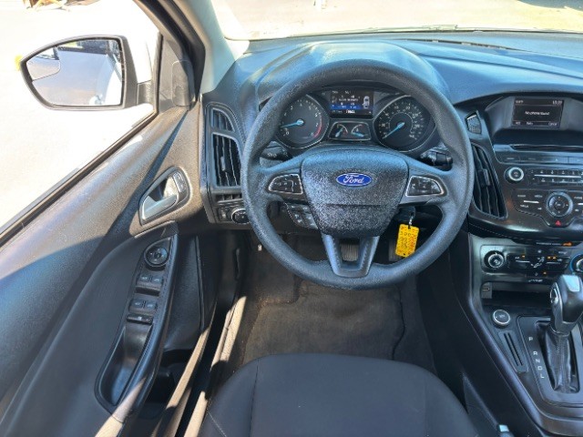 Ford Focus Sedan Vehicle Full-screen Gallery Image 08