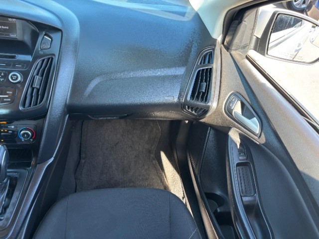 Ford Focus Sedan Vehicle Full-screen Gallery Image 09
