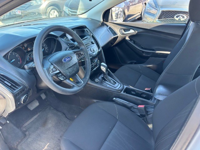 Ford Focus Sedan Vehicle Full-screen Gallery Image 10