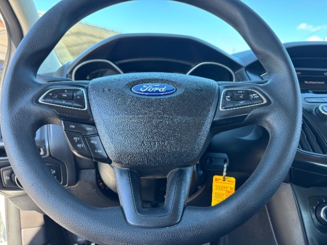 Ford Focus Sedan Vehicle Full-screen Gallery Image 11