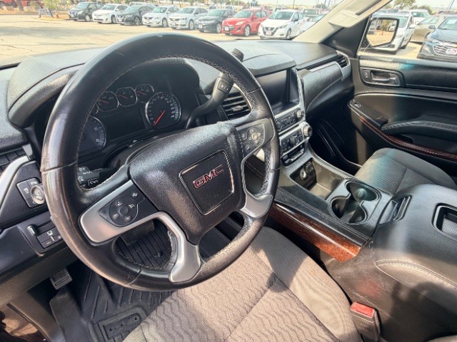 GMC Yukon Vehicle Full-screen Gallery Image 09