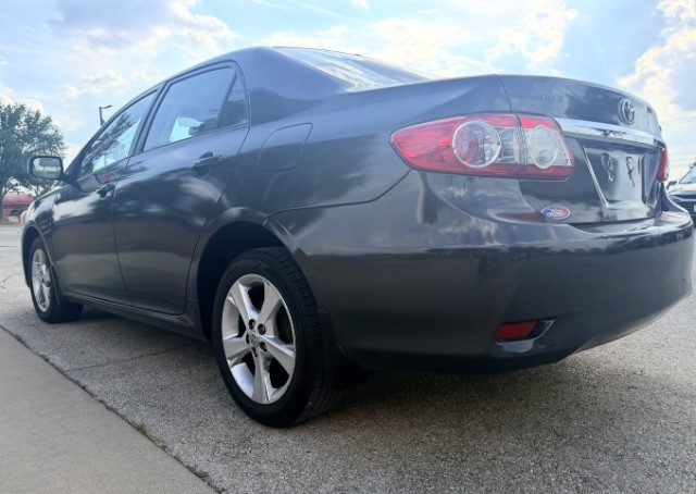 Toyota Corolla Vehicle Full-screen Gallery Image 05