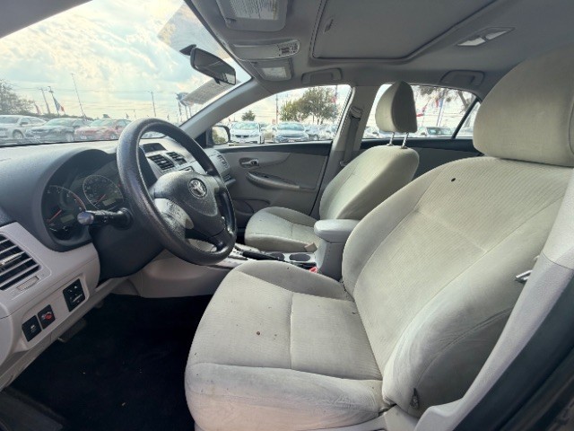 Toyota Corolla Vehicle Full-screen Gallery Image 08