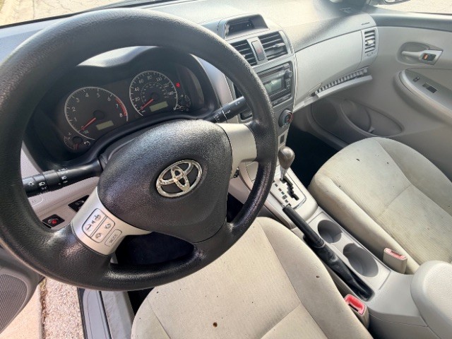 Toyota Corolla Vehicle Full-screen Gallery Image 09