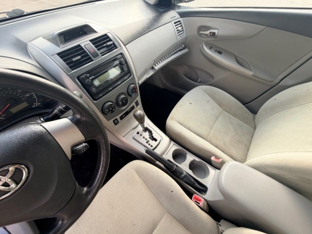 Toyota Corolla Vehicle Full-screen Gallery Image 10