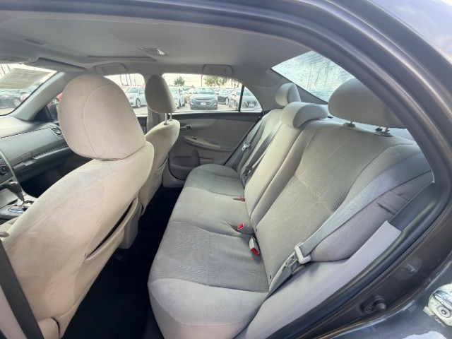 Toyota Corolla Vehicle Full-screen Gallery Image 11