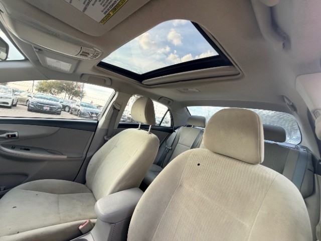 Toyota Corolla Vehicle Full-screen Gallery Image 12