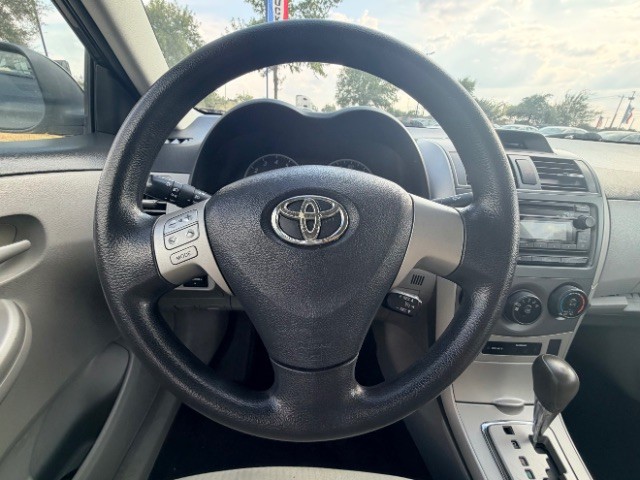 Toyota Corolla Vehicle Full-screen Gallery Image 13
