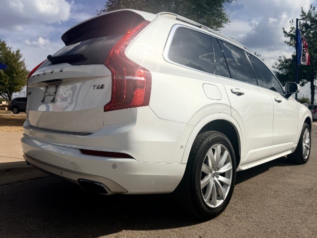 Volvo XC90 Vehicle Full-screen Gallery Image 04