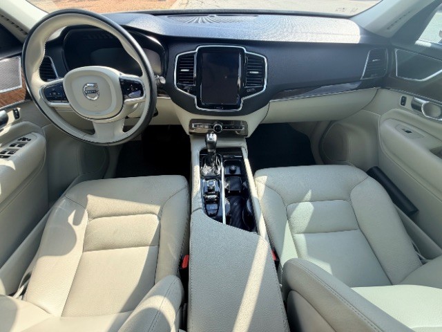 Volvo XC90 Vehicle Full-screen Gallery Image 06