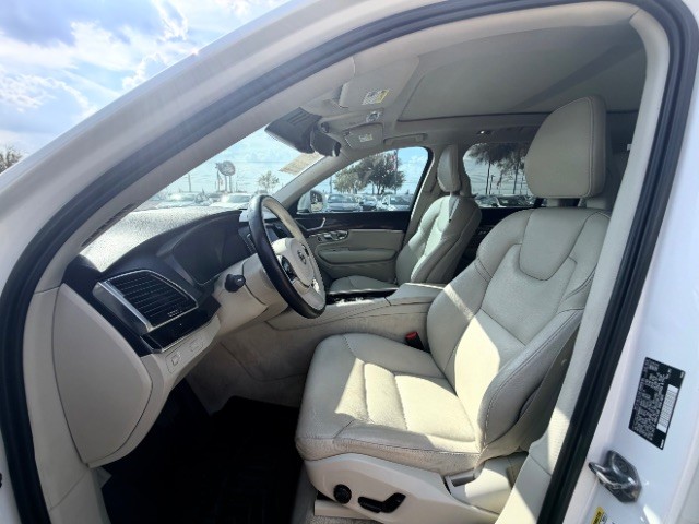 Volvo XC90 Vehicle Full-screen Gallery Image 07