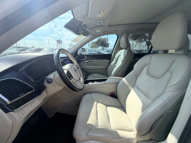 Volvo XC90 Vehicle Full-screen Gallery Image 08