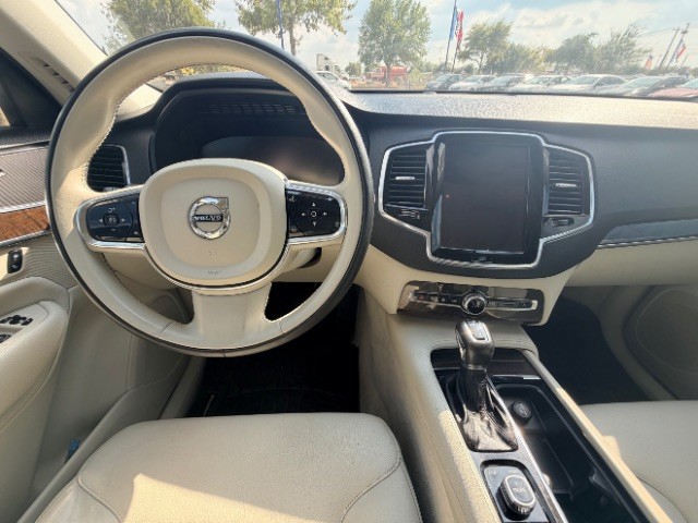 Volvo XC90 Vehicle Full-screen Gallery Image 09