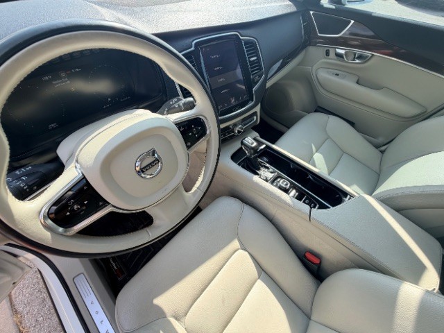 Volvo XC90 Vehicle Full-screen Gallery Image 10