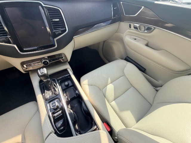 Volvo XC90 Vehicle Full-screen Gallery Image 11