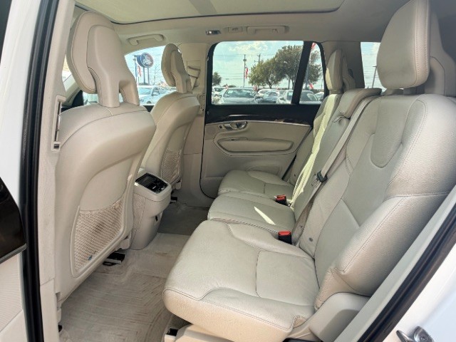 Volvo XC90 Vehicle Full-screen Gallery Image 12