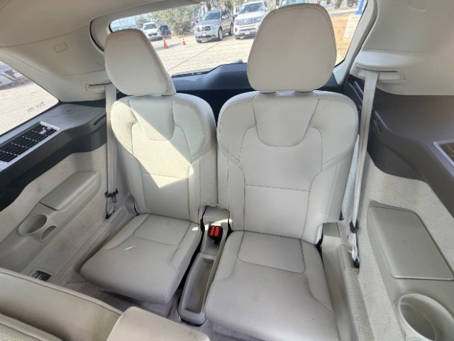 Volvo XC90 Vehicle Full-screen Gallery Image 13