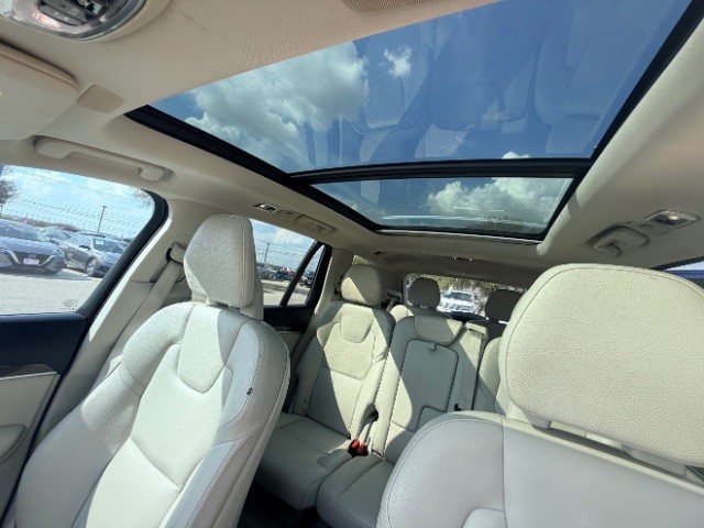 Volvo XC90 Vehicle Full-screen Gallery Image 14