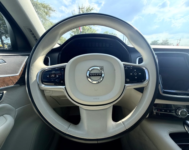 Volvo XC90 Vehicle Full-screen Gallery Image 17