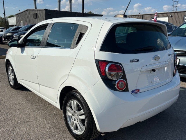 Chevrolet Sonic Vehicle Full-screen Gallery Image 04
