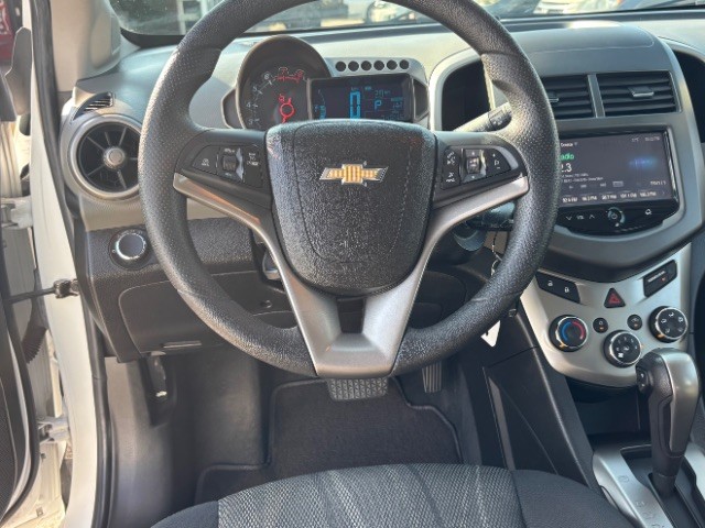 Chevrolet Sonic Vehicle Full-screen Gallery Image 09