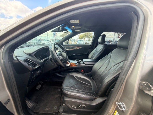 Lincoln MKX Vehicle Full-screen Gallery Image 07