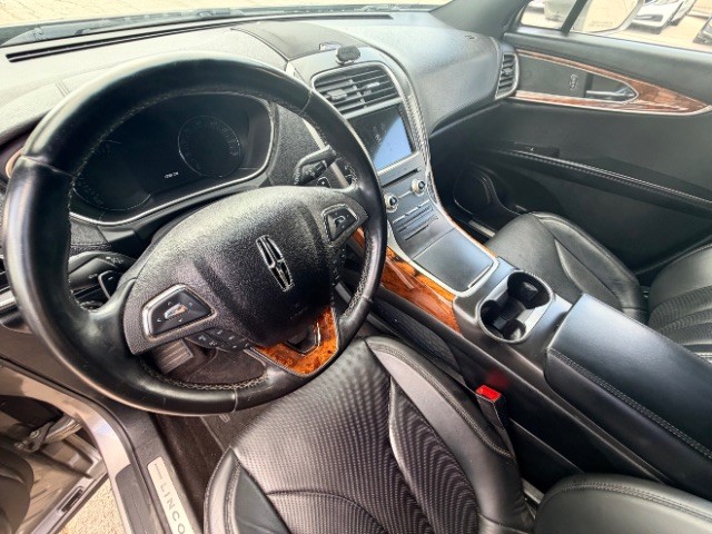 Lincoln MKX Vehicle Full-screen Gallery Image 09