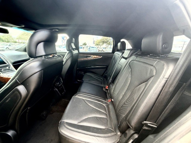 Lincoln MKX Vehicle Full-screen Gallery Image 11