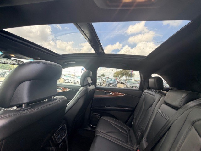 Lincoln MKX Vehicle Full-screen Gallery Image 12