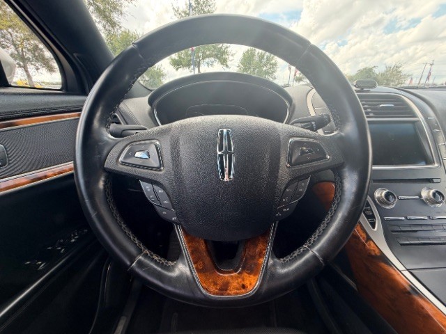 Lincoln MKX Vehicle Full-screen Gallery Image 14
