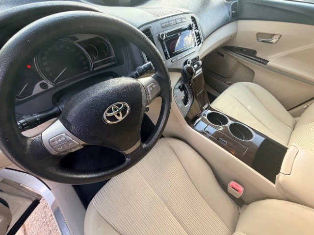 Toyota Venza Vehicle Full-screen Gallery Image 09