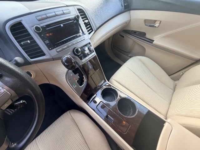 Toyota Venza Vehicle Full-screen Gallery Image 10